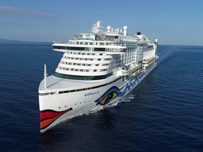 Grosses Hochseekreuzfahrtschiff auf dem Meer